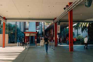 LOS ANGELES, SEP 2022 LACMA 'daki avlunun geniş açılı görüntüsü, Los Angeles Sanat Müzesi. Yüksek kalite fotoğraf