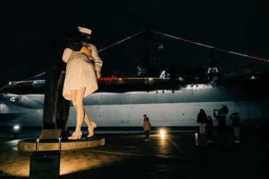 San Diego, CA - Mayıs 2023 Gece limanında Koşulsuz Teslimiyet Heykeli. Yüksek kalite fotoğraf
