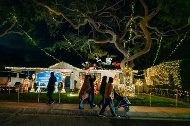 Los Angeles, ABD - Aralık 2022 Amerikan stil evinin güzel noel süslemesi. Yüksek kalite fotoğraf