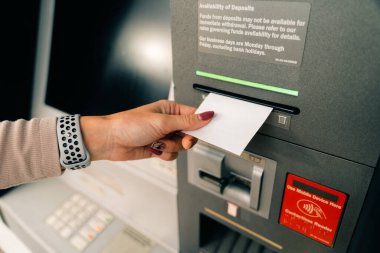 ATM 'den para alan kadın. Yüksek kalite fotoğraf