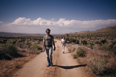 California 'daki Joshua Tree Ulusal Parkı' nda turistler. Yüksek kalite fotoğraf