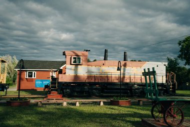 Kenora, Ontario 'nun yaz günbatımında görüntüsü. Kanada - Mayıs 2023. Yüksek kalite fotoğraf