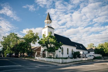 Kenora, Ontario 'nun yaz günbatımında görüntüsü. Kanada - Mayıs 2023. Yüksek kalite fotoğraf