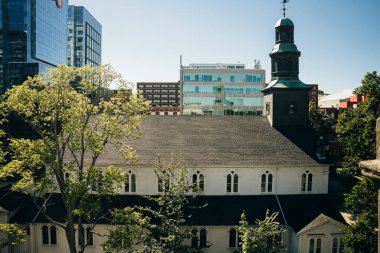 HALIFAX, NS, CANADA - Mayıs 2022: Halifax, Nova Scotia, Kanada şehir merkezindeki Prince Caddesi ile Sackville Caddesi arasındaki Barrington Caddesi üzerindeki Tarihi Binalar. Yüksek kalite fotoğraf