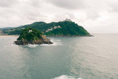 Santa Clara Adası, San Sebastian Körfezi 'nde, soğuk bir kış gününde. Yüksek kalite fotoğraf