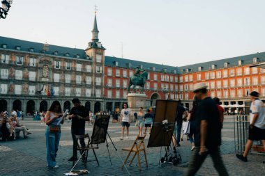 İspanya 'nın Madrid şehrindeki ünlü Plaza Mayor manzarası - sep 2023. Yüksek kalite fotoğraf