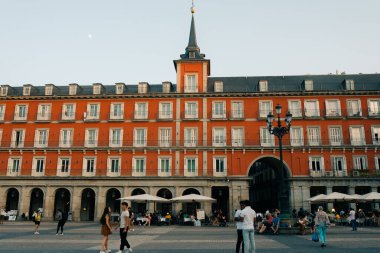 İspanya 'nın Madrid şehrindeki ünlü Plaza Mayor manzarası - sep 2023. Yüksek kalite fotoğraf