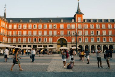 İspanya 'nın Madrid şehrindeki ünlü Plaza Mayor manzarası - sep 2023. Yüksek kalite fotoğraf