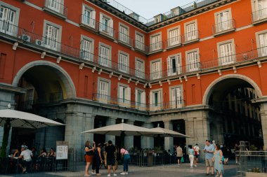 İspanya 'nın Madrid şehrindeki ünlü Plaza Mayor manzarası - sep 2023. Yüksek kalite fotoğraf