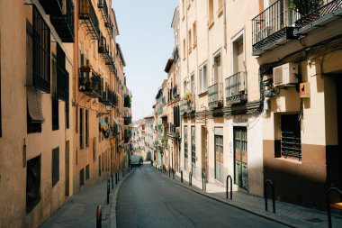 Madrid 'de dar bir cadde, İspanya - 2023 sep. Yüksek kalite fotoğraf