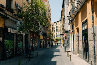 Madrid 'de dar bir cadde, İspanya - 2023 sep. Yüksek kalite fotoğraf