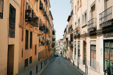Madrid 'de dar bir cadde, İspanya - 2023 sep. Yüksek kalite fotoğraf