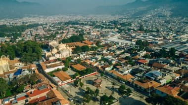 San Cristobal de las Casas 'taki eski koloni binalarının çatılarının güzel hava manzarası. Yüksek kalite fotoğraf