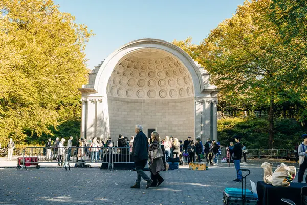 Manhattan, New York. ABD - Mayıs 2023 Naumburg Bandshell çekimi Manhattan Central Park 'ta. Yüksek kalite fotoğraf
