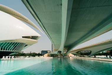 İspanya 'nın Valencia şehrindeki Sanat ve Bilim Köprüsü - Mayıs 2023. Yüksek kalite fotoğraf