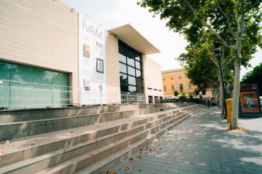 Valencia, İspanya - Temmuz 2023 IVAM ön cephesinin düşük açılı görüntüsü. Yüksek kalite fotoğraf