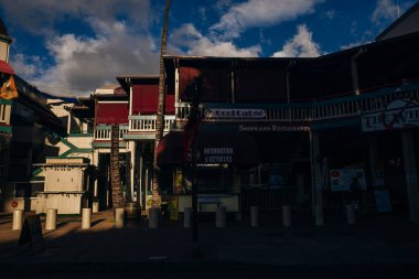 LAHAINA, HI - dec, 2020 - Eski bir misyoner kasabası ve Honolulu 'dan önce Hawaii' nin başkenti olan Lahaina 'daki tarihi binaların görüntüsü ve Maui adasındaki küresel balina avcılığı endüstrisinin merkezi.