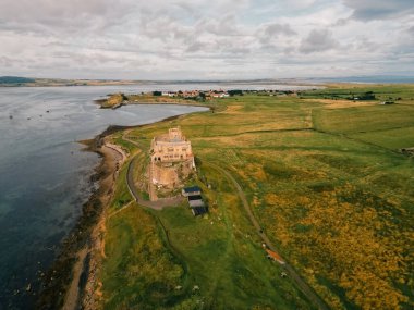 Northumberland sahilindeki Lindisfarne Kalesi, İngiltere. Yüksek kalite fotoğraf