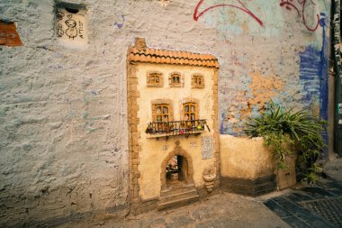 Valencia, İspanya - 1 Ağustos 2023 Mavi tuğla duvarda kedilerin girebileceği küçük bir kedi evi. Yüksek kalite fotoğraf