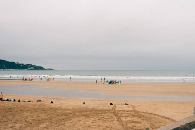 Hendaye, İspanya - 12 Ağustos 2023 Sabah Hendaye 'nin turist ve uzun plajı. Yüksek kalite fotoğraf