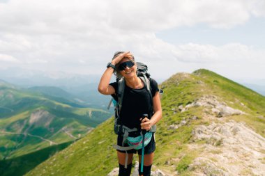 Navarre ve Fransa arasındaki Orhi Dağı 'ndaki kadın turist. Yüksek kalite fotoğraf