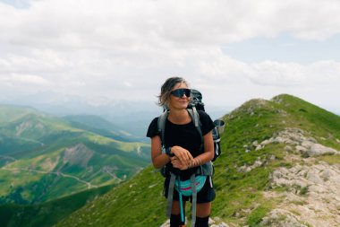 Navarre ve Fransa arasındaki Orhi Dağı 'ndaki kadın turist. Yüksek kalite fotoğraf