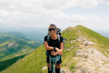Navarre ve Fransa arasındaki Orhi Dağı 'ndaki kadın turist. Yüksek kalite fotoğraf