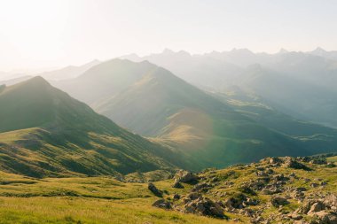 Pireneler 'de inanılmaz bir gün doğumu. Yüksek kalite fotoğraf