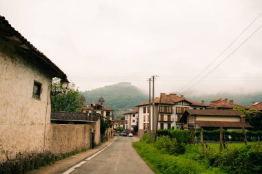 Elizondo, Navarre, İspanya - 24 Ağustos 2023 - Baztan Vadisi 'nin başkenti Elizondo' daki meydanın manzarası. Yüksek kalite fotoğraf