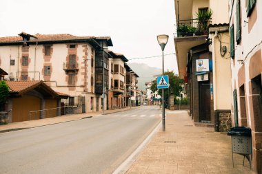 Elizondo, Navarre, İspanya - 24 Ağustos 2023 - Baztan Vadisi 'nin başkenti Elizondo' daki meydanın manzarası. Yüksek kalite fotoğraf