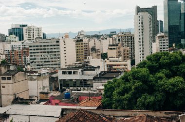  Rio de Janeiro, Brezilya - 23 Eylül 2023 Arcos da Lapa kemerleri ve Santa Teresa tramvayı. Yüksek kalite fotoğraf