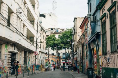  Rio de Janeiro, Brezilya - 23 Eylül 2023 Arcos da Lapa kemerleri ve Santa Teresa tramvayı. Yüksek kalite fotoğraf
