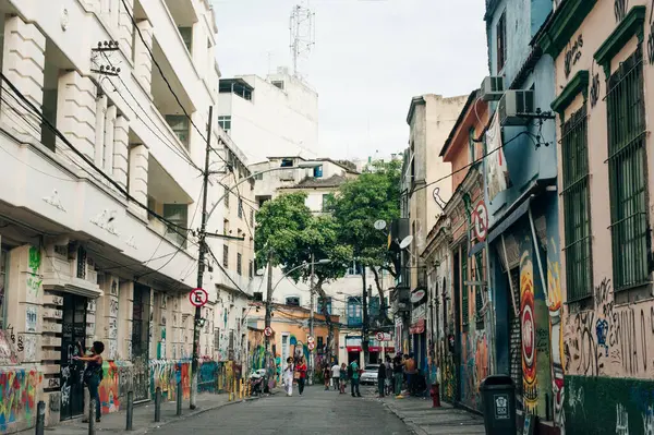  Rio de Janeiro, Brezilya - 23 Eylül 2023 Arcos da Lapa kemerleri ve Santa Teresa tramvayı. Yüksek kalite fotoğraf