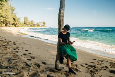Haena, Kauai Adası, Hawaii 'deki Tropikal egzotik plajda bir kadın. Yüksek kalite fotoğraf