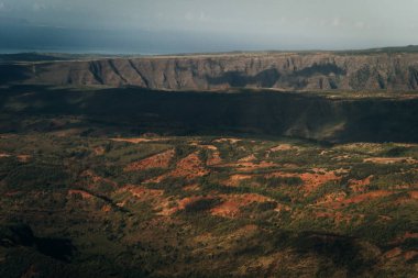 Hawaii 'deki Kauai adasının batı tarafındaki Pasifik' in Waimea Kanyonu Büyük Kanyonu 'nun havadan görünüşü. Yüksek kalite fotoğraf