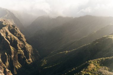 Hawaii 'deki Kauai adasının batı tarafındaki Pasifik' in Waimea Kanyonu Büyük Kanyonu 'nun havadan görünüşü. Yüksek kalite fotoğraf