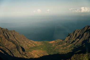 Hawaii 'deki Kauai adasının batı tarafındaki Pasifik' in Waimea Kanyonu Büyük Kanyonu 'nun havadan görünüşü. Yüksek kalite fotoğraf