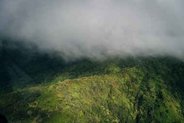 Hawaii 'deki Kauai adasının batı tarafındaki Pasifik' in Waimea Kanyonu Büyük Kanyonu 'nun havadan görünüşü. Yüksek kalite fotoğraf
