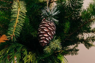 Kozalak ve kar taneleri şeklinde eski yılbaşı oyuncakları. Yüksek kalite fotoğraf