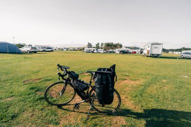  Bisikletli bir yolcu. Tek başına seyahat etmek uzun mesafe bisiklet turu konsepti. Yüksek kaliteli illüstrasyon