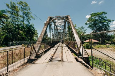 Kosta Rika ve Panama arasındaki Sixaola Nehri 'ndeki eski demiryolu ve sınır köprüsü. Yüksek kalite fotoğraf