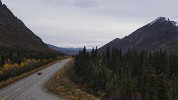 Вид Воздуха Извилистую Горную Дорогу Автомобиль Направляющийся Горы Аляске Осень — стоковое видео