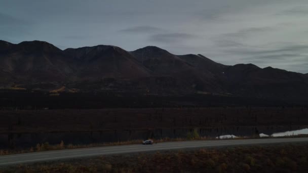 Vista Aerea Strada Tortuosa Montagna Auto Guida Verso Montagne Alaska — Video Stock