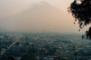 Antigua, Guatemala 'ya bakan haç tepesi. Yüksek kalite fotoğraf