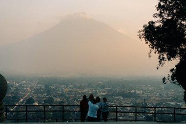 Antigua, Guatemala - 12 Eylül 2023 çarmıha gerilen tepe. Yüksek kalite fotoğraf