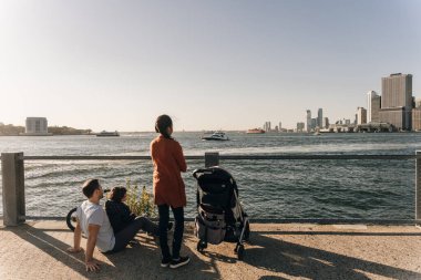 ABD, ny - 12 Eylül 2022 New York şehrinde Manhattan silueti Brooklyn limanından görüldü. Yüksek kalite fotoğraf