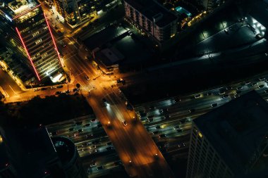 Los Angeles 'ın 12 Eylül 2023 gecesi şehir merkezindeki bir gökdelenden görülüyor. Yüksek kalite fotoğraf