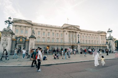 Londra, İngiltere. 12 Ağustos 2023. Gün doğumunda Buckingham Sarayı 'nın tam manzarası. Yüksek kalite fotoğraf
