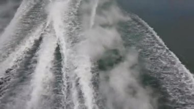 Deniz dalgaları gün batımında Alaska 'daki feribotta can simidinin arkasından geliyor. Yüksek kalite 4k görüntü