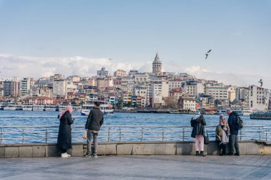 İstanbul, Türkiye - 12 Şubat 2023 İstanbul Boğazı. Önünde gemiler ve mavi bulutlu gökyüzü var. Yüksek kalite fotoğraf